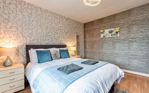 Hafan Traeth: Letto, Mobilia, Interior Design, Camera Da Letto, Pavimentazione, Pavimento, Bedding, Lenzuolo, Legna, Soffitto