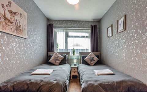 Hafan Traeth: Interior Design, Camera Da Letto, Parete, Letto, Pavimento, Mobilia, Legna, Pavimentazione, Lenzuolo, Soffitto