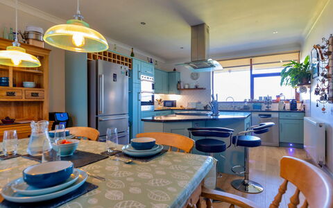 Yr Ardd Bellaf: Mobilia, Interior Design, Cucina, Controsoffitto, Pavimentazione, Soffitto, Legna, Lampada, Pavimento, Cabinetry