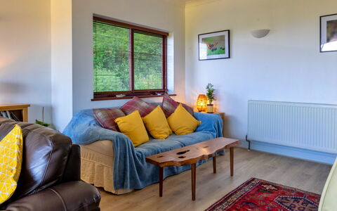 Yr Ardd Bellaf: Mobilia, Interior Design, Pavimentazione, Pavimento, Divano, Legna, Camera, Soffitto, Soggiorno, Tavolo
