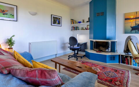 Yr Ardd Bellaf: Mobilia, Interior Design, Pavimentazione, Pavimento, Divano, Legna, Camera, Soffitto, Soggiorno, Illuminazione