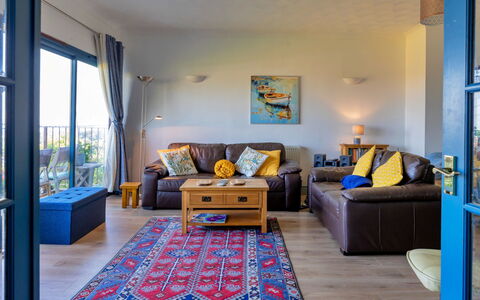 Yr Ardd Bellaf: Mobilia, Interior Design, Pavimentazione, Divano, Pavimento, Legna, Camera, Soggiorno, Soffitto, Tavolo