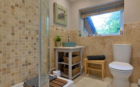 Yr Ardd Bellaf: Bagno, Idraulico Fixture, Pavimentazione, Parete, Interior Design, Toilet Seat, Gabinetto, Pavimento, Lavello, Lavandino Del Bagno