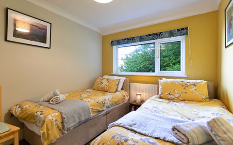 Yr Ardd Bellaf: Letto, Camera Da Letto, Bedding, Mobilia, Lenzuolo, Interior Design, Legna, Biancheria, Pavimento, Camera