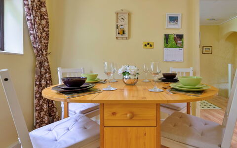 Delfryn: Mobilia, Legna, Tavolo, Interior Design, Sala Da Pranzo, Pavimentazione, Sedia, Cucina & Sala Da Pranzo Tavolo, Giallo, Pavimento