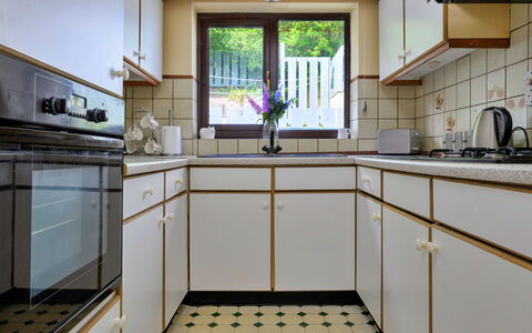 Delfryn: Cucina, Pavimentazione, Controsoffitto, Interior Design, Elettrodomestico Da Cucina, Cabinetry, Pavimento, Apparecchio Major, Cucina Stufa, Casa