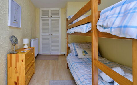 Delfryn: Mobilia, Legna, Interior Design, Pavimentazione, Pavimento, Letto, Camera, Camera Da Letto, Lenzuolo, Appartamento