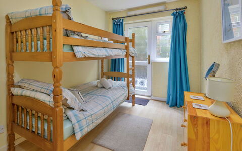Delfryn: Letto, Mobilia, Camera Da Letto, Legna, Interior Design, Lenzuolo, Bedding, Pavimentazione, Pavimento, Camera