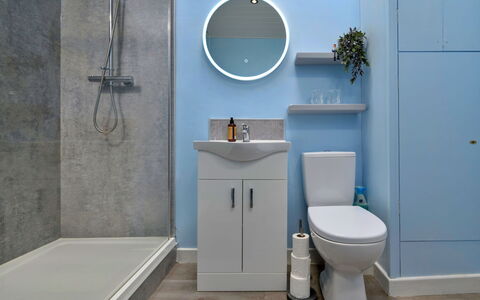 Delfryn: Bagno, Lavandino Del Bagno, Idraulico Fixture, Lavello, Pavimentazione, Pavimento, Parete, Interior Design, Gabinetto, Mobiletto Del Bagno