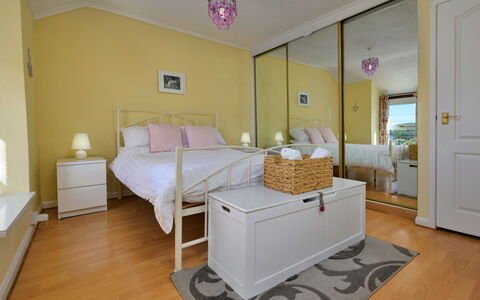 Delfryn: Mobilia, Letto, Interior Design, Pavimento, Pavimentazione, Camera Da Letto, Legna, Camera, Bedding, Lenzuolo