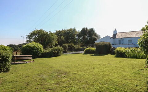 Merddyn Cottage: Cielo, Erba, Pascolo, Arbusto, Plain, Lotto, Area Rurale, Prato