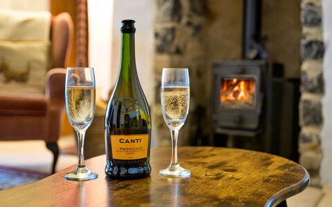 Merddyn Cottage: Bottiglia, Bicchieri, Barware, Stemware, Vino