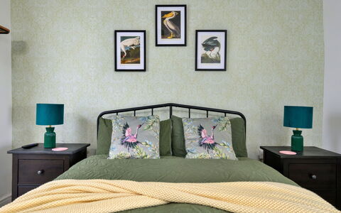 Merddyn Cottage: Camera Da Letto, Letto, Interior Design, Mobilia, Bedding, Lenzuolo, Biancheria, Tessile, Cornice, Camera