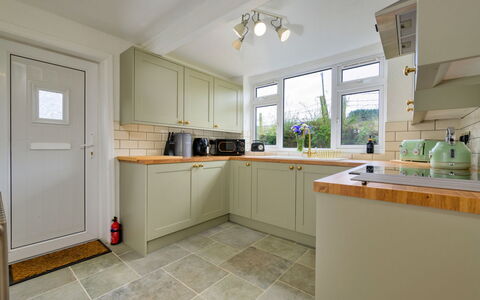 Merddyn Cottage: Pavimentazione, Legna, Interior Design, Cucina, Controsoffitto, Soffitto, Pavimento, Cabinetry, Elettrodomestico Da Cucina, Mobilia