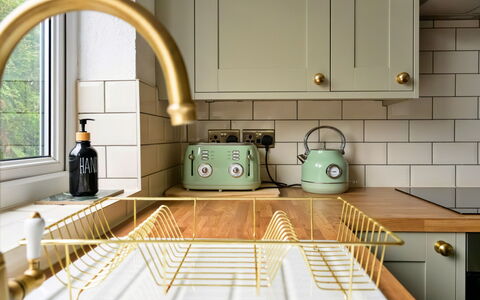 Merddyn Cottage: Cucina, Elettrodomestico Da Cucina, Metallo, Ottone, Color Legno, Controsoffitto, Acciaio, Pianta Della Casa