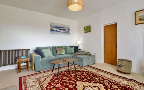Merddyn Cottage: Mobilia, Pavimentazione, Interior Design, Pavimento, Parete, Divano, Legna, Camera, Soffitto, Soggiorno