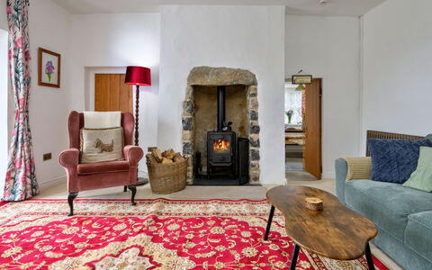 Merddyn Cottage: Mobilia, Legna, Pavimentazione, Interior Design, Casa, Pavimento, Camera, Soggiorno, Focolare, Tappeto