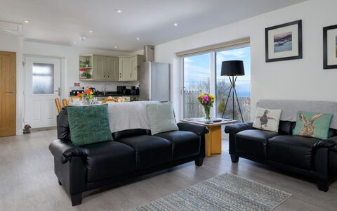 Hedd Wen Cottage: Mobilia, Divano, Interior Design, Soggiorno, Pavimentazione, Camera, Casa, Tessile, Illuminazione, Pavimento