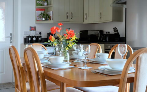 Hedd Wen Cottage: Mobilia, Interior Design, Legna, Tavolo, Pavimentazione, Sedia, Cucina & Sala Da Pranzo Tavolo, Sala Da Pranzo, Illuminazione, Tavola