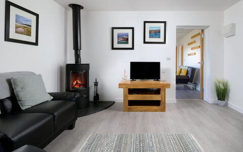 Hedd Wen Cottage: Mobilia, Interior Design, Pavimentazione, Legna, Pavimento, Focolare, Camera, Elettrodomestico, Soggiorno, Televisione