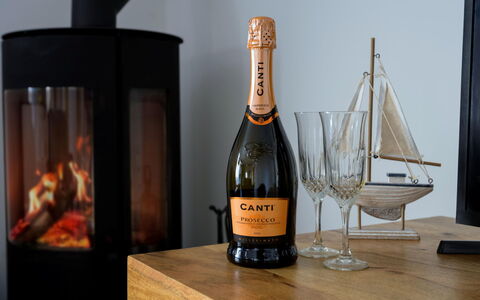 Hedd Wen Cottage: Bottiglia, Bicchiere, Stemware, Vino, Bottiglia Di Vetro, Barware, Bottiglia Di Vino