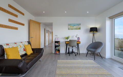 Hedd Wen Cottage: Mobilia, Interior Design, Pavimentazione, Pavimento, Legna, Divano, Soffitto, Camera, Soggiorno, Pavimento In Legno