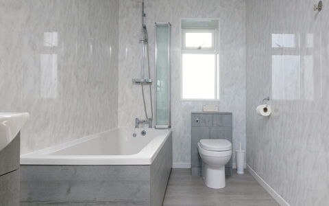 Hedd Wen Cottage: Bagno, Idraulico Fixture, Parete, Pavimentazione, Pavimento, Vasca Da Bagno, Interior Design, Rubinetto, Idraulico, Lavello