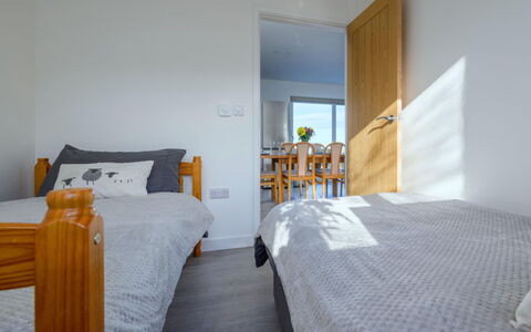 Hedd Wen Cottage: Legna, Pavimentazione, Pavimento, Mobilia, Casa, Appartamento, Camera Da Letto, Color Legno, Letto, Latifoglie