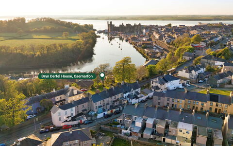 Bryn Derfel House: Acqua, Risorse Idriche, Corpo D'Acqua, Zona Residenziale, Waterway, Città, Zona Urbana, Visione Globale, Quartiere, Paesaggio