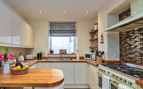 Bryn Derfel House: Controsoffitto, Cucina, Elettrodomestico Da Cucina, Interior Design, Apparecchio Major, Mobilia, Cabinetry, Pavimentazione, Legna, Elettrodomestico