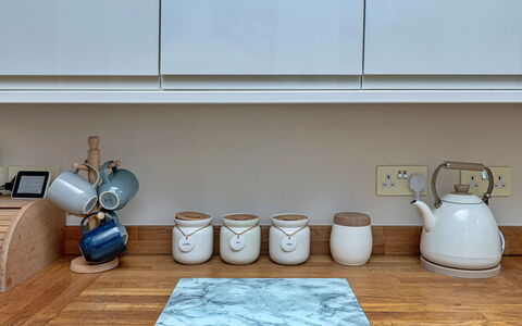 Bryn Derfel House: Elettrodomestico Da Cucina, Tavola, Cucina, Serveware, Controsoffitto, Elettrodomestico, Interior Design, Teiera