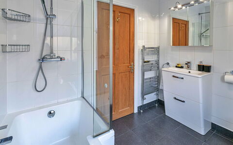 Bryn Derfel House: Idraulico Fixture, Bagno, Pavimentazione, Interior Design, Pavimento, Lavello, Rubinetto, Idraulico, Specchio, Doccia