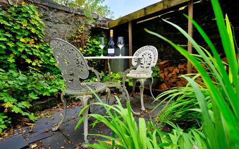 Bod Gwynedd: Verde, Arbusto, Giardino, Mobili Da Esterno, Mobilia, Groundcover, Backyard, Sedia, Tavolo Esterno, Panchina