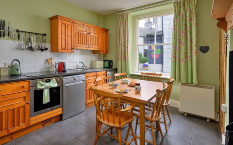 Bod Gwynedd: Mobilia, Interior Design, Pavimentazione, Legna, Cucina, Pavimento, Tavolo, Camera, Elettrodomestico Da Cucina, Cabinetry