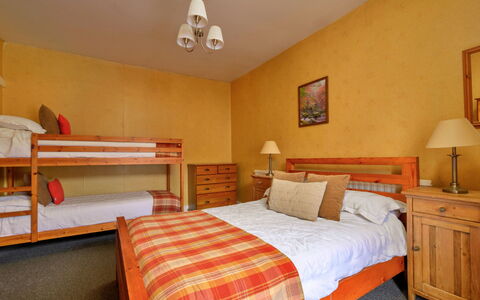 Bod Gwynedd: Mobilia, Letto, Interior Design, Camera Da Letto, Lenzuolo, Bedding, Pavimentazione, Pavimento, Legna, Camera