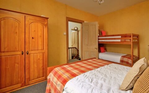 Bod Gwynedd: Mobilia, Letto, Interior Design, Camera Da Letto, Pavimentazione, Pavimento, Legna, Lenzuolo, Camera, Bedding