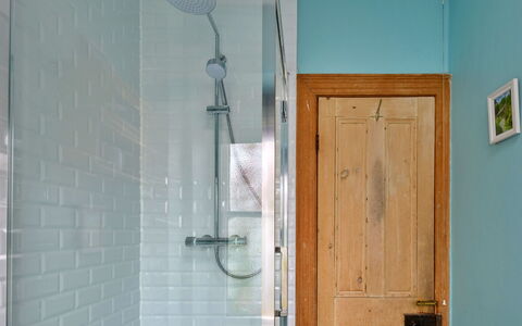 Bod Gwynedd: Blu, Parete, Bagno, Idraulico Fixture, Interior Design, Pavimentazione, Pavimento, Idraulico, Materiale Composito, Bicchiere