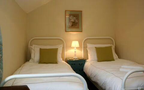 Pen-Y-Groes: Letto, Camera Da Letto, Mobilia, Bedding, Interior Design, Lenzuolo, Pavimento, Legna, Pavimentazione, Tessile