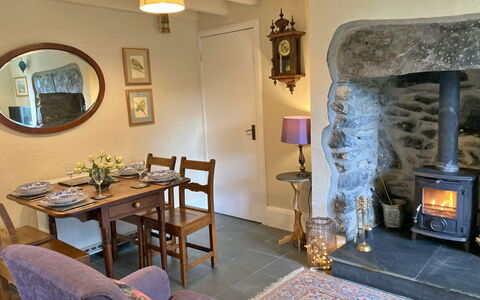 Pen-Y-Groes: Mobilia, Legna, Interior Design, Pavimentazione, Illuminazione, Casa, Soggiorno, Camera, Pavimento, Sedia