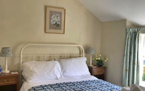 Pen-Y-Groes: Mobilia, Letto, Camera Da Letto, Bedding, Parete, Lenzuolo, Interior Design, Legna, Biancheria, Pavimento