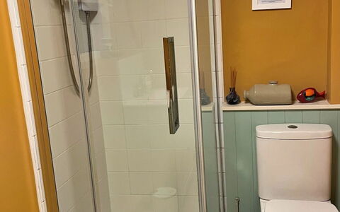 Pen-Y-Groes: Bagno, Idraulico Fixture, Parete, Pavimentazione, Pavimento, Gabinetto, Interior Design, Idraulico, Toilet Seat, Materiale Composito