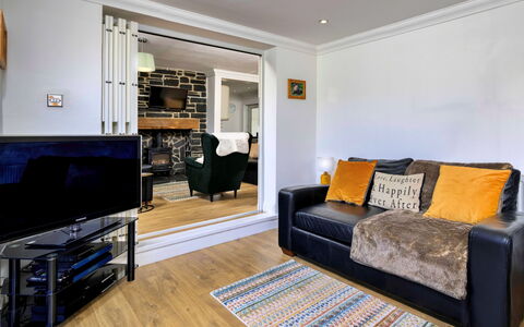 Dyffryn: Mobilia, Interior Design, Pavimentazione, Divano, Pavimento, Parete, Legna, Camera, Soggiorno, Soffitto