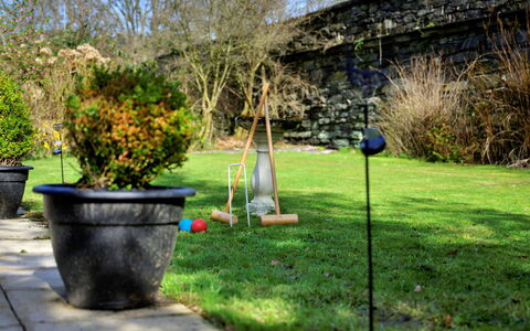 Dyffryn: Verde, Arbusto, Giardino, Vaso Di Fiori, Prato, Backyard, Landscaping, Cortile, Pianta Della Casa