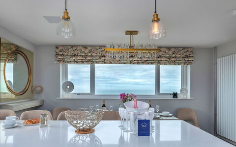 Goferydd: Interior Design, Lampada, Soffitto, Mobilia, Illuminazione, Lampadario, Casa, Camera, Pavimentazione, Cucina