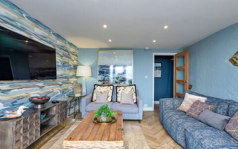 Goferydd: Mobilia, Interior Design, Pavimentazione, Divano, Pavimento, Legna, Soffitto, Camera, Soggiorno, Illuminazione