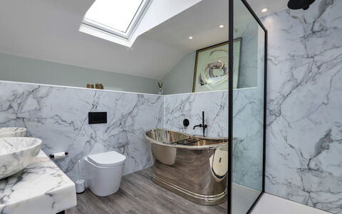 Goferydd: Idraulico Fixture, Interior Design, Pavimentazione, Bagno, Pavimento, Rubinetto, Idraulico, Lavello, Casa, Vasca Da Bagno