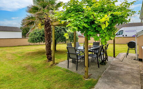 Nant Y Mynydd: Foglia, Shade, Giardino, Prato, Cortile, Backyard, Landscaping, Eco Hotel, Pianta Della Casa, Cortile