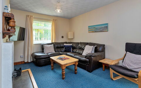 Nant Y Mynydd: Mobilia, Interior Design, Divano, Pavimentazione, Legna, Pavimento, Soggiorno, Camera, Soffitto, Casa