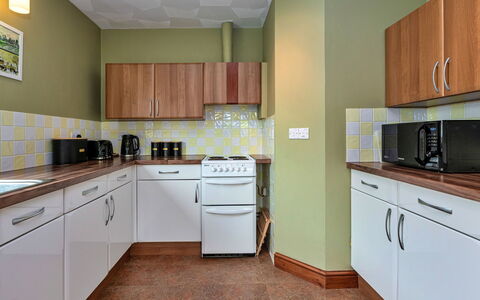 Nant Y Mynydd: Elettrodomestico Da Cucina, Apparecchio Major, Pavimentazione, Cucina, Interior Design, Controsoffitto, Cabinetry, Legna, Pavimento, Soffitto