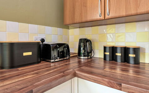 Nant Y Mynydd: Elettrodomestico Da Cucina, Legna, Cucina, Controsoffitto, Piccolo Apparecchio, Interior Design, Pavimentazione, Elettrodomestico, Cabinetry
